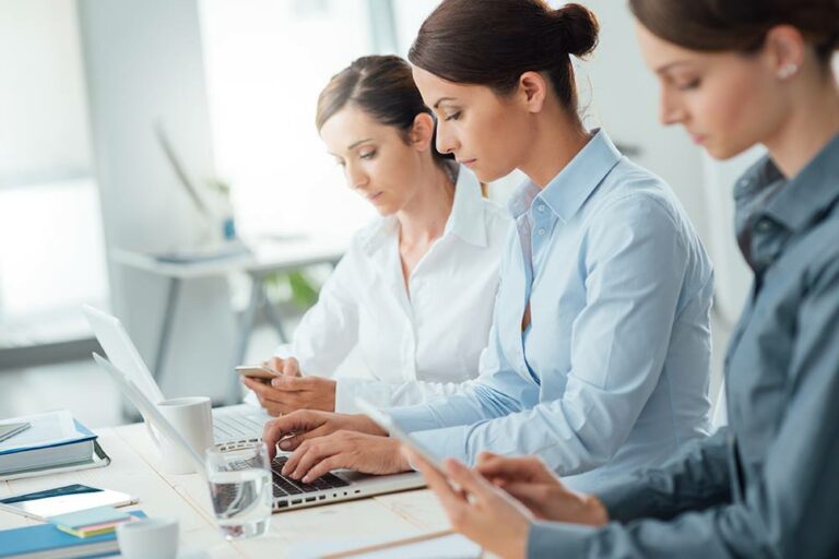 Digitala juristerna är en modern juristbyrå online. granskar avtal till företag och privatpersoner. Vi gör granskningen till fastpris och granskningar av avtalen inkluderar samtal med jurist.